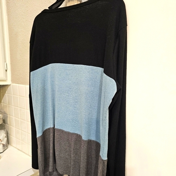 Amazon Tunic with Cut out Neckline & Twist Knot Black, Blue & Gray. 2XL EUC - Picture 7 of 9